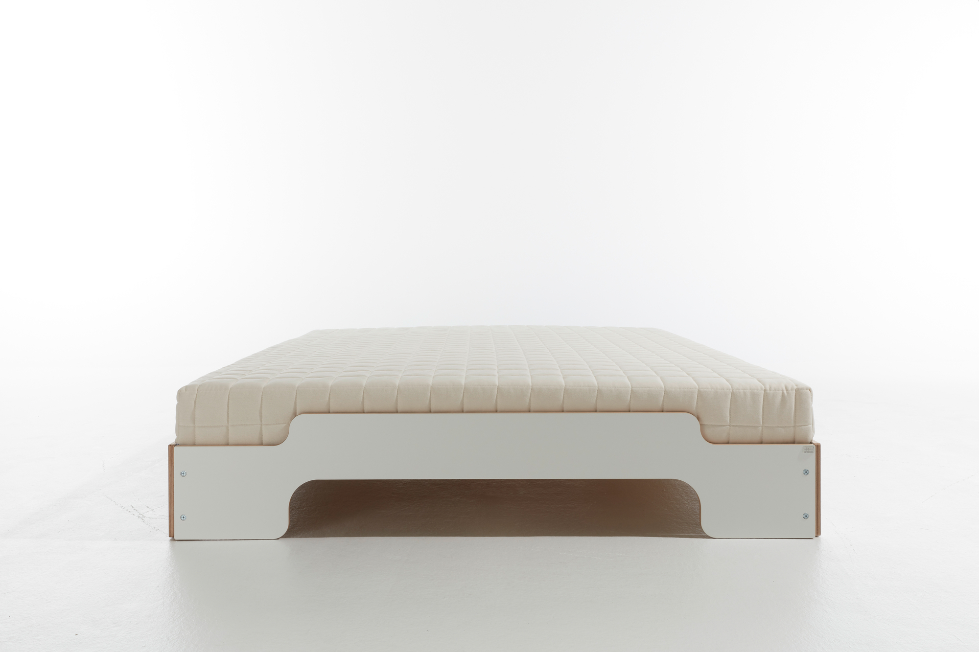 Weiße Stapelliege von Müller Möbelwerkstätten, Komfort Höhe, mit gesteppter Matratze. Modernes Bett für Kinderzimmer.