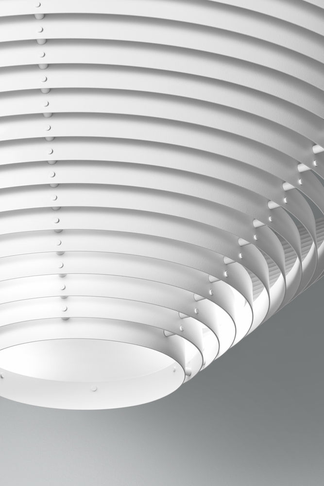 Detailaufnahme der weißen Artek Deckenleuchte mit Lamellen, modernes Design für Wohnzimmer und Esszimmer.