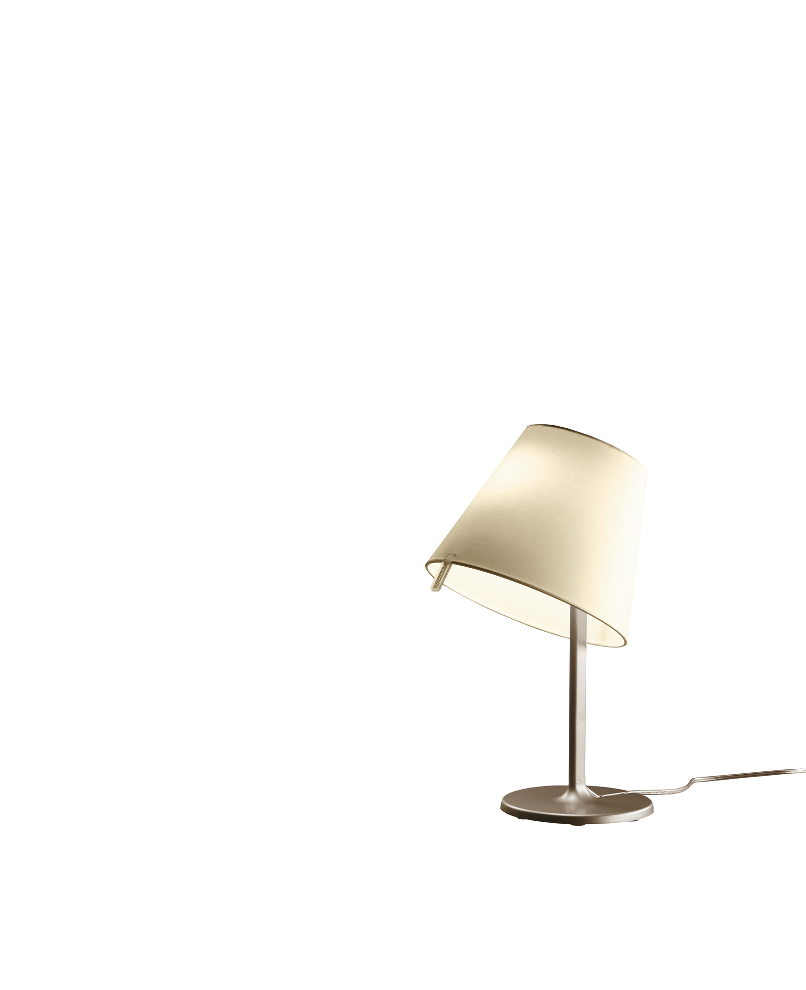 Melampo Notte Tischleuchte von Artemide, Nachttischlampe mit geneigtem, beigem Lampenschirm und silbernem Fuß.