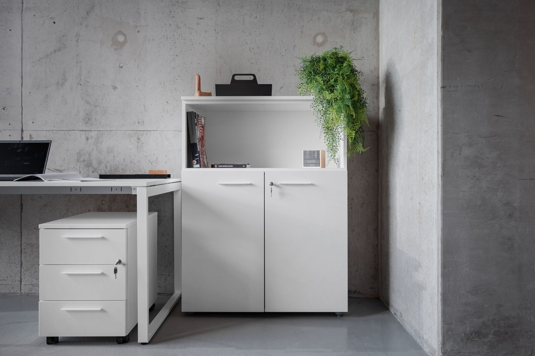 Weißes Sideboard mit Drehtüren und offenem Fach von Frezza, modernes Büromöbel für Stauraum.