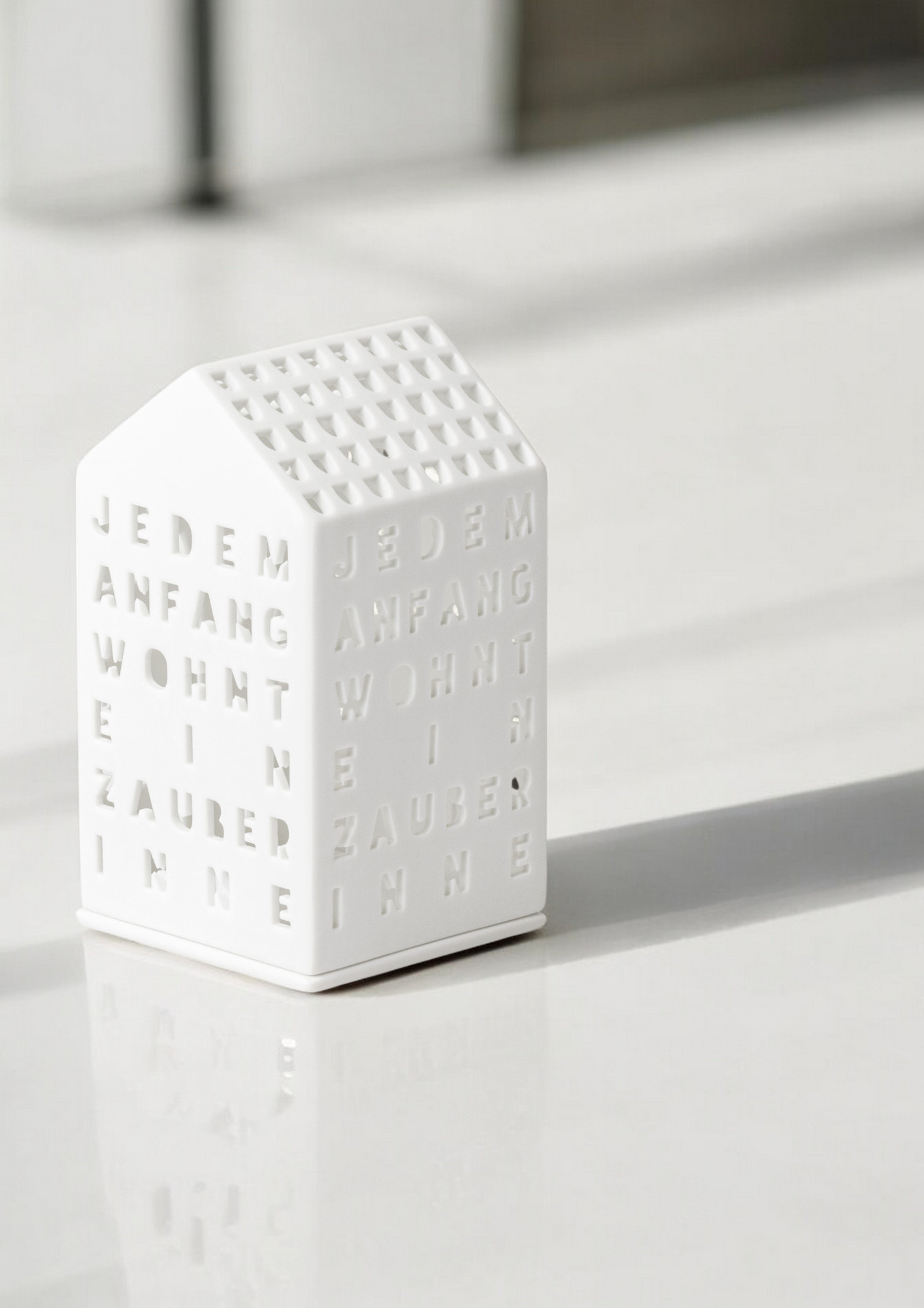 Weißes Lichthaus "Jedem Anfang wohnt ein Zauber inne" von Räder, stimmungsvolle Dekoration für Zuhause.