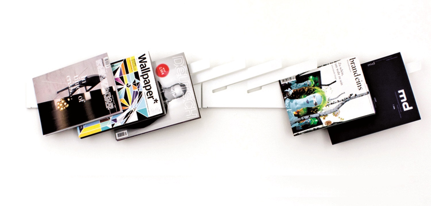 Weißer Mr_Magazinhalter von Müller Möbelwerkstätten mit Magazinen, modernes Wandregal für Zeitschriften und Magazine.