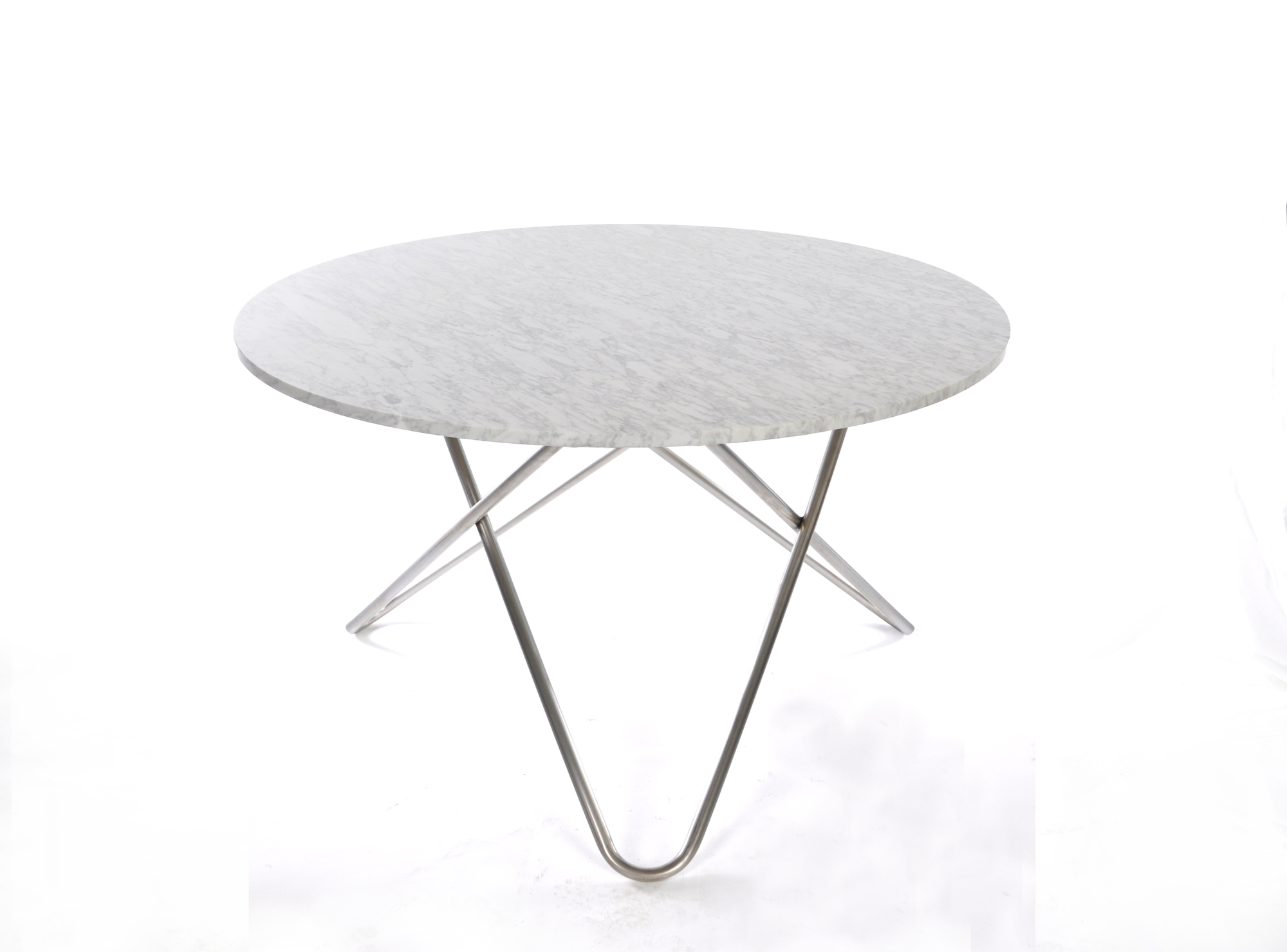 Big O Tisch von Ox Denmarq: Runder Marmortisch mit filigranem Stahlgestell.