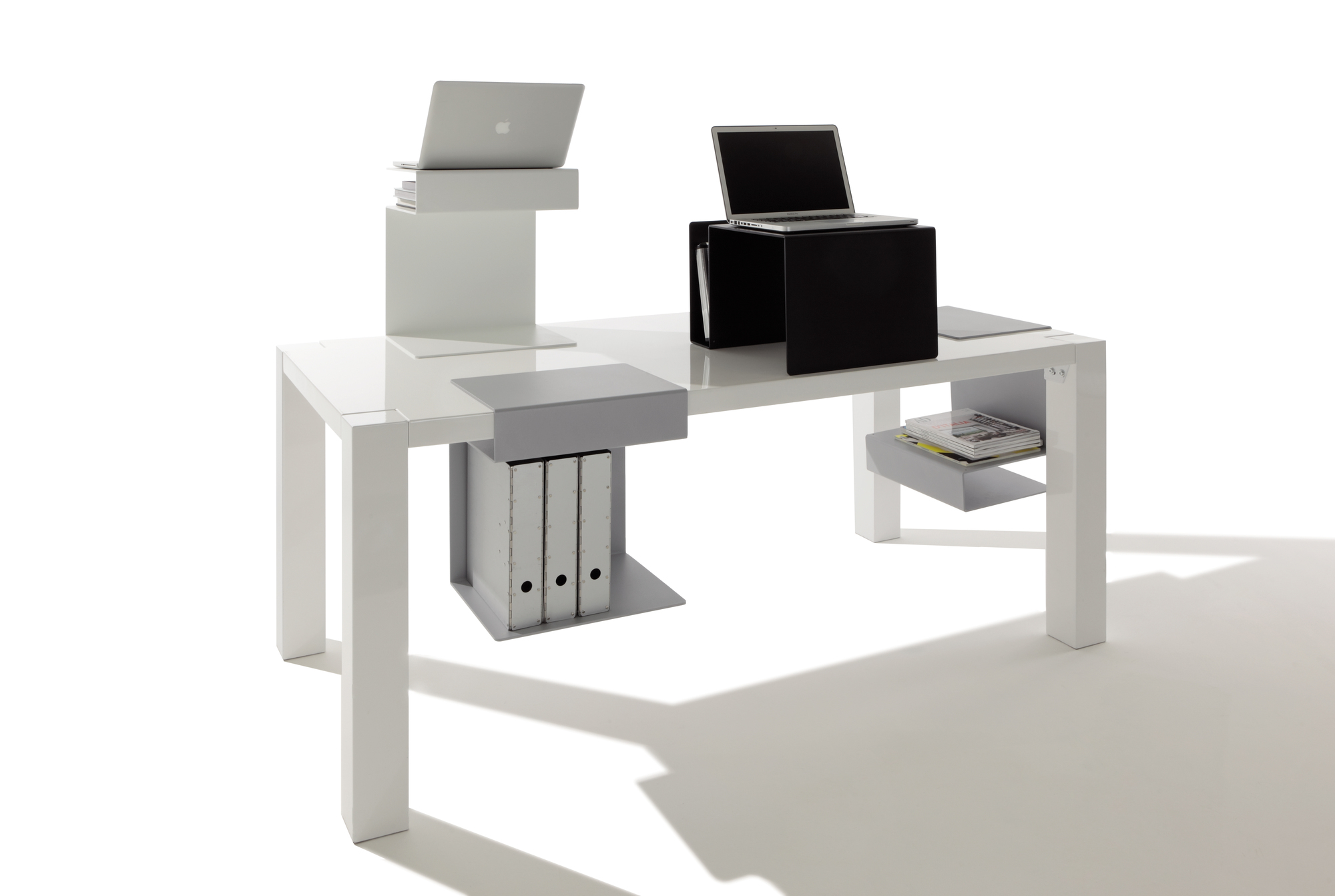 Huk Beistelltisch von Müller Möbelwerkstätten mit Laptop, Ablagen und Ordnern in modernem Design.