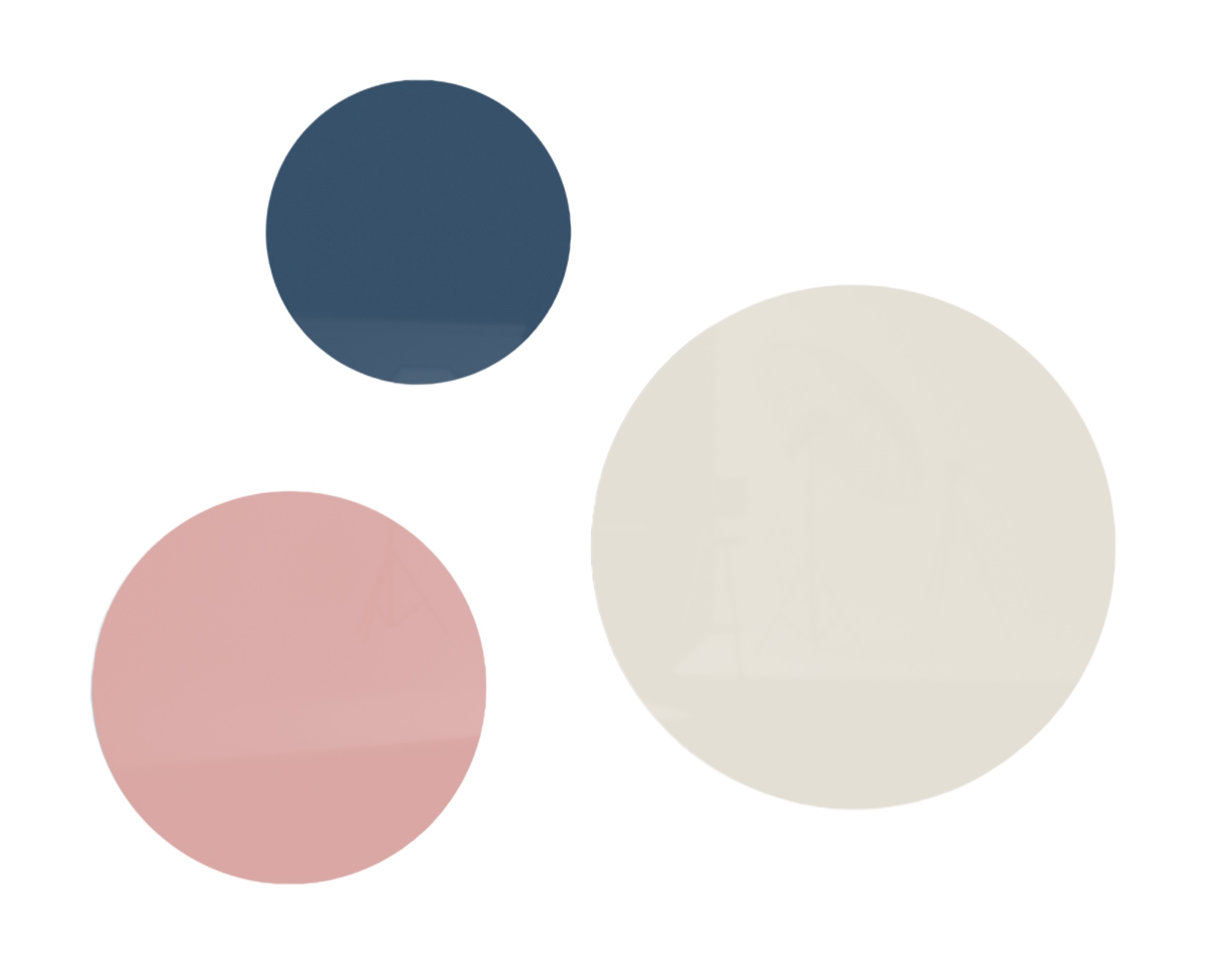 Chat Board Orbit: Drei runde, magnetische Glastafeln in Blau, Rosa und Beige.