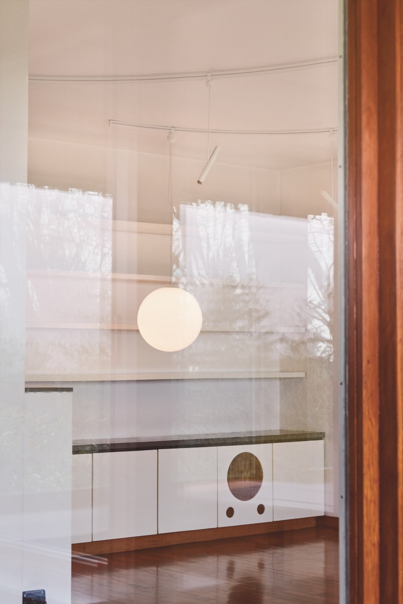 Nahaufnahme der Flos My Sphere Pendelleuchte, eine moderne, kugelförmige Hängelampe für stilvolle Innenräume.