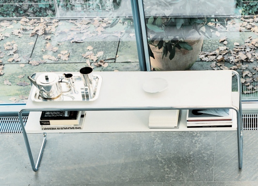 B 10/1 Thonet Beistelltisch aus Stahlrohr mit Teegeschirr und Büchern, ein Designklassiker.