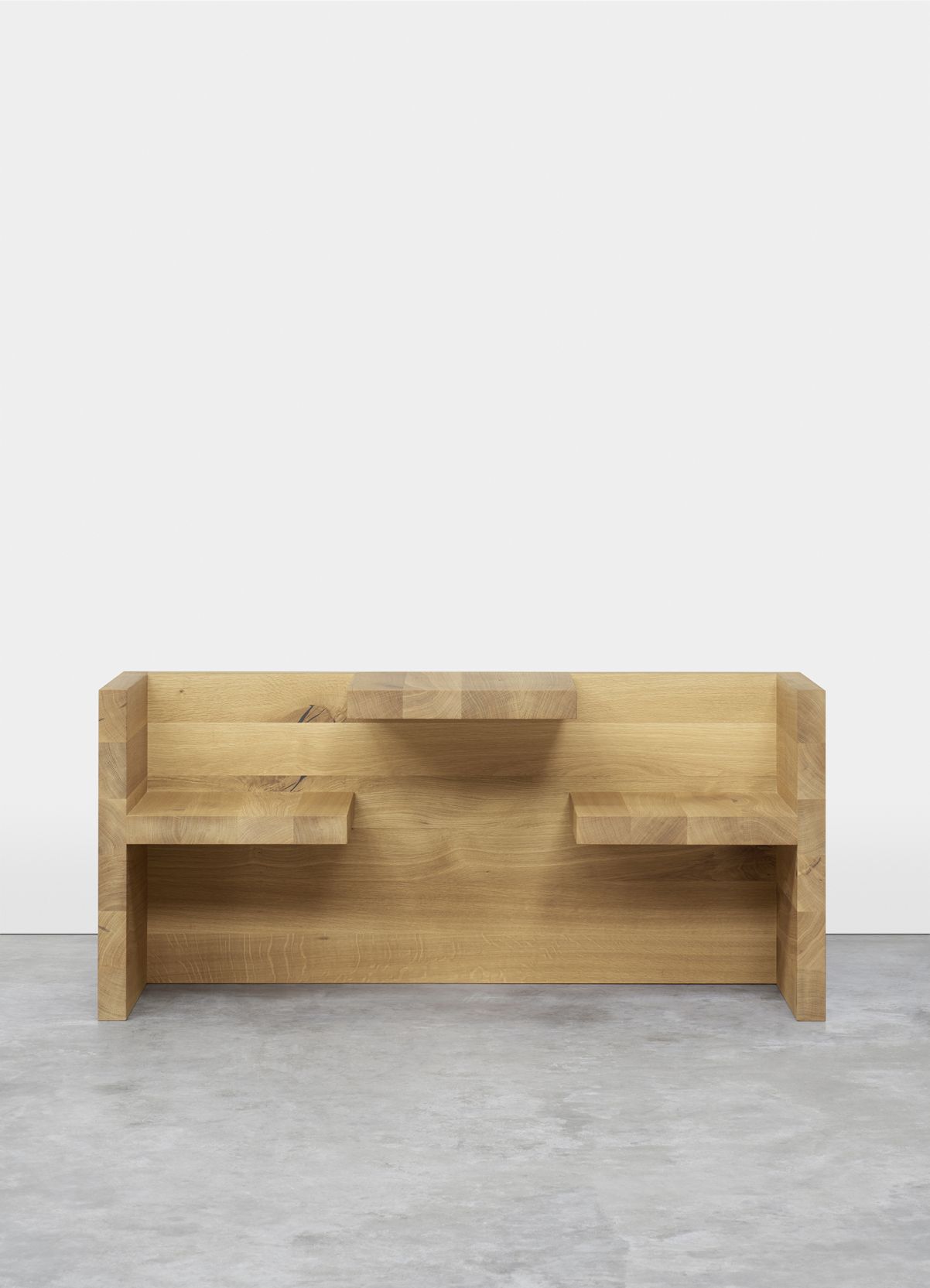 HP01 Tischbank von e15: Moderne Holzbank mit Rückenlehne und integrierten Ablageflächen.