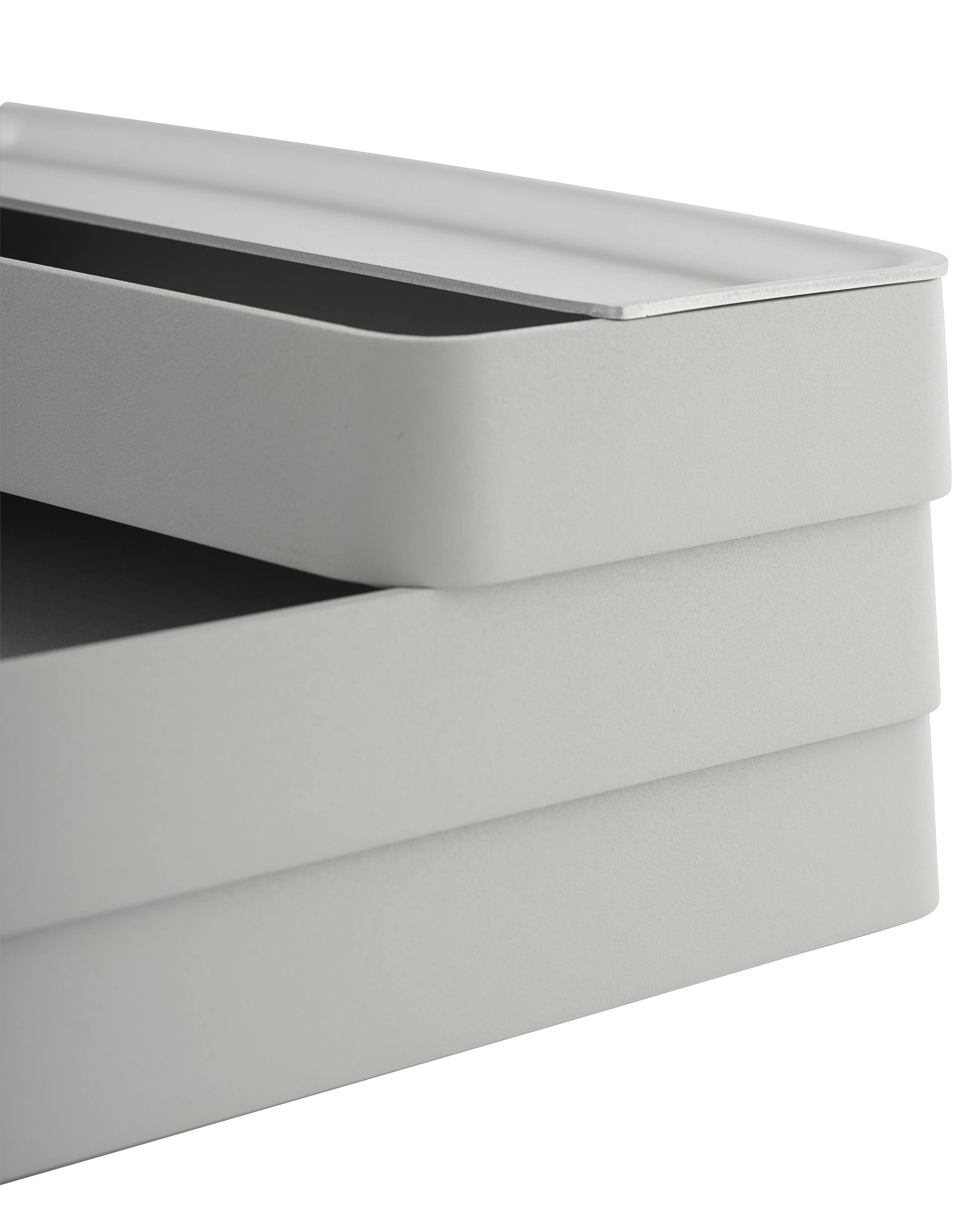 Detailaufnahme des Muuto Arrange Desktop Organizer, graue Schreibtischablage für Büroorganisation.