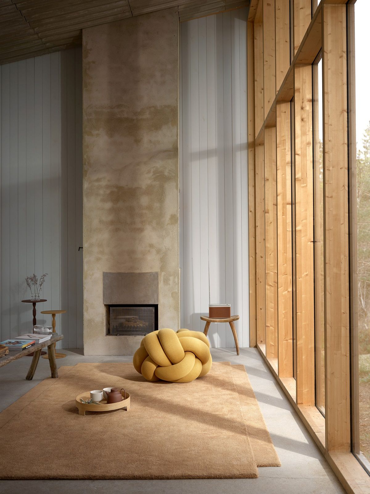 Bridge Tray von Design House Stockholm auf einem Teppich in einem hellen Wohnzimmer.