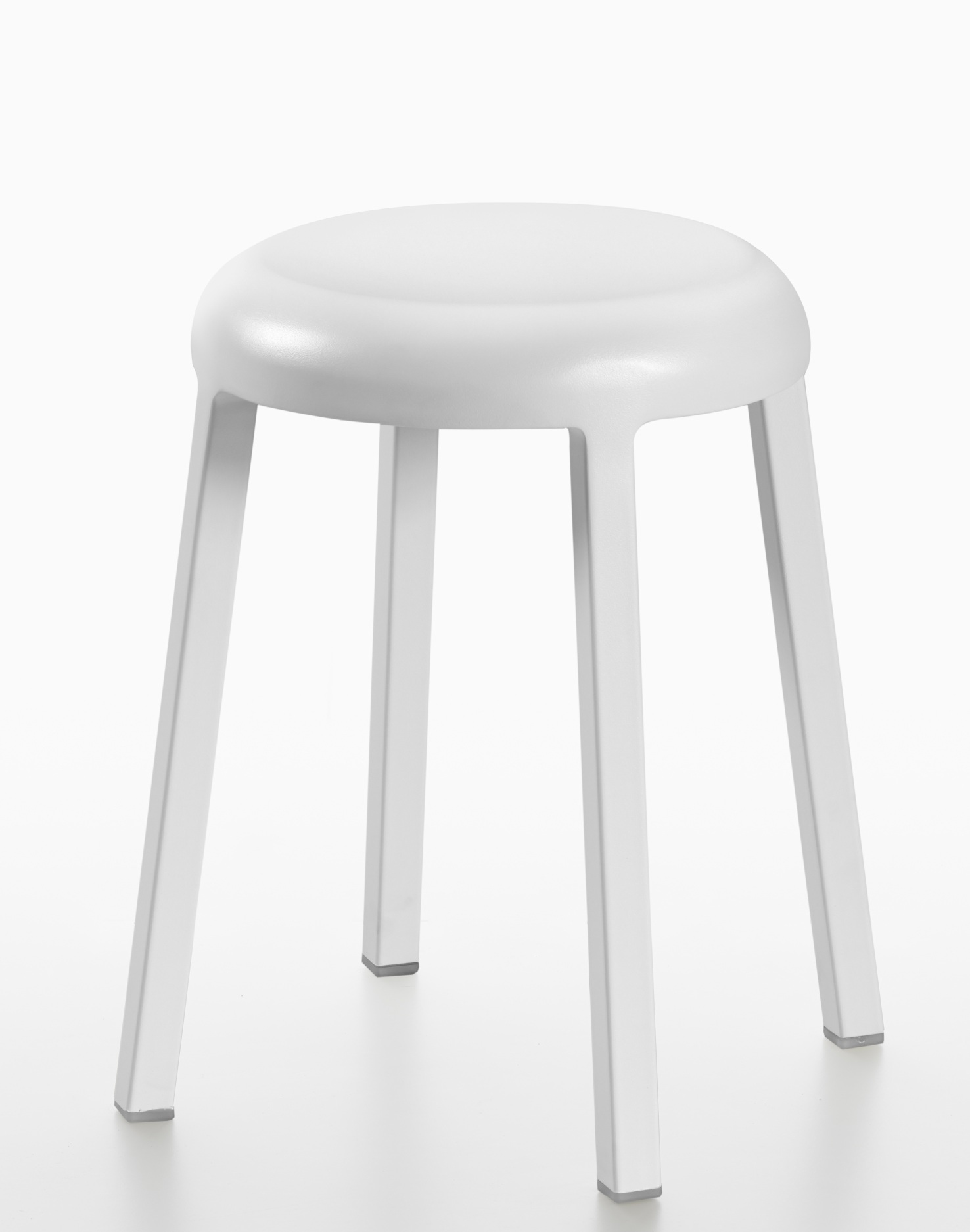 Weißer Za Stool Hocker von Emeco aus Aluminium, minimalistisches Design für moderne Wohnräume.