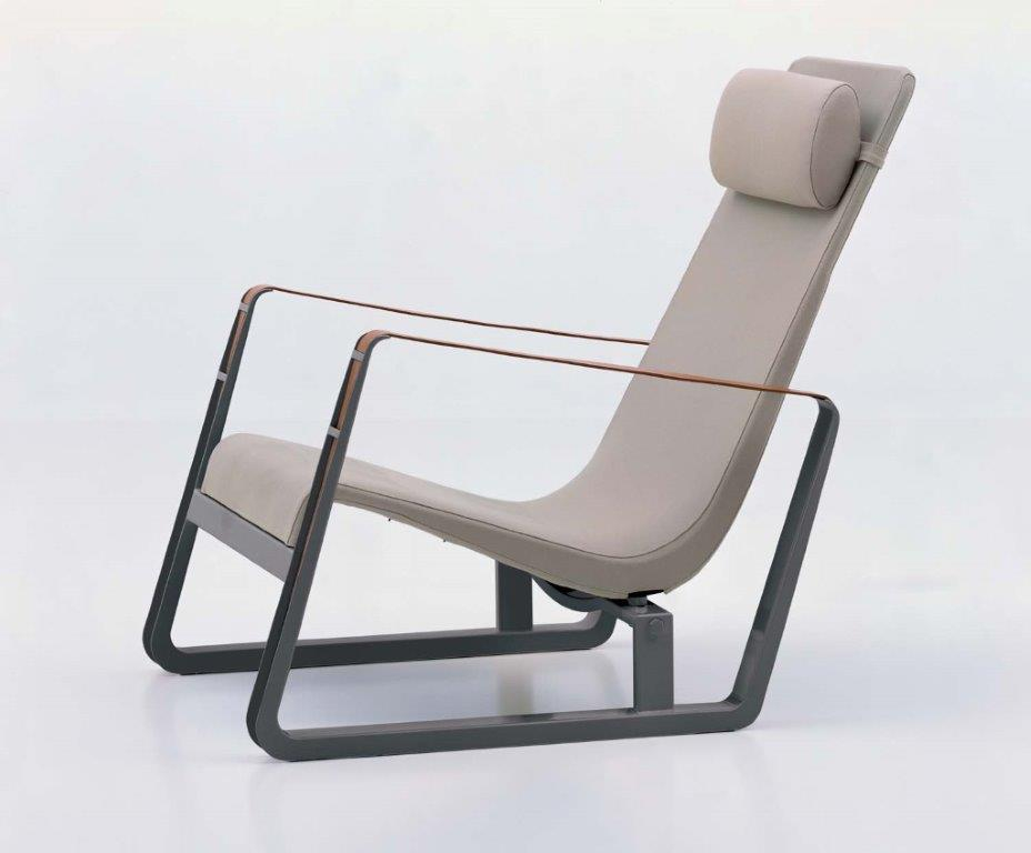 Vitra Cité Sessel: Moderner Loungesessel mit grauem Bezug und Kopfstütze für entspanntes Sitzen.