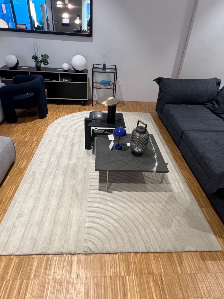 Off-white Relevo Teppich mit modernem Design im Wohnzimmer, 200x300 cm, ein Ausstellungstück.