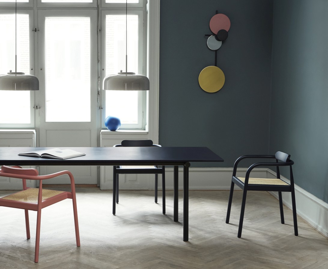 Esszimmer mit zwei Podgy Pendant Pendelleuchten von Please Wait to be Seated.