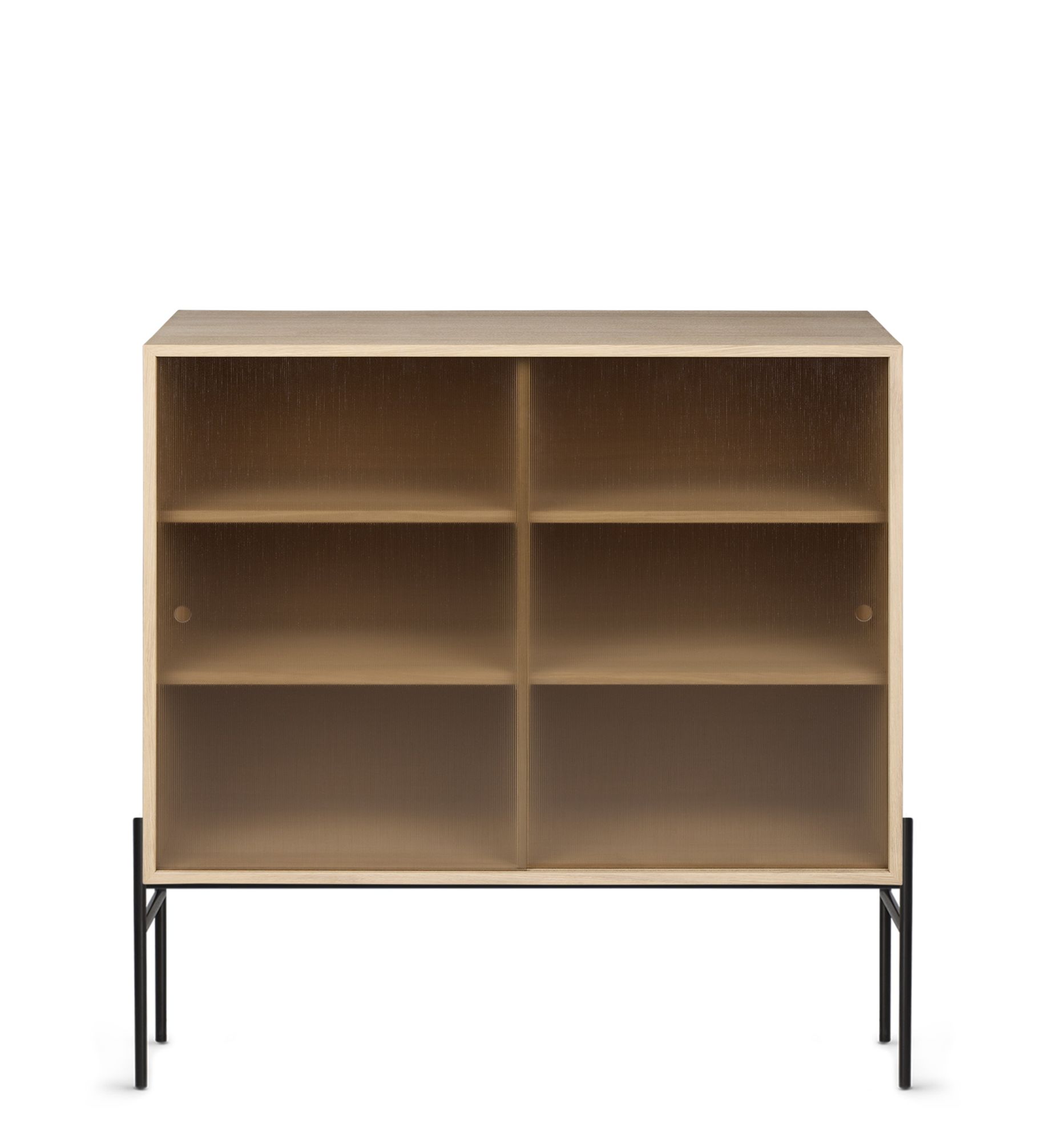 Helle Hifive Glasvitrine aus Eiche mit Schiebetüren und schwarzen Füßen. Moderne Vitrine für Wohnzimmer.