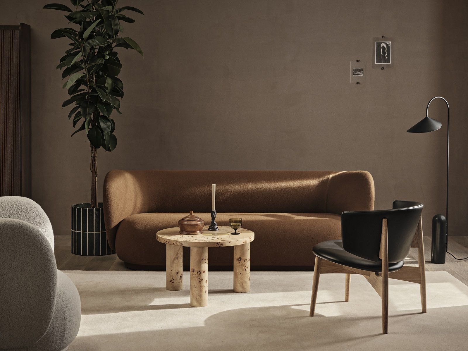 Wohnzimmer-Szene mit Ferm Living Couchtisch aus Pappelmaser-Furnier, runder Holztisch mit drei Beinen.