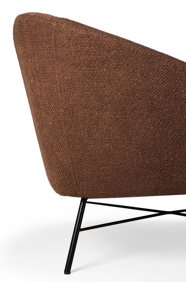 Detailaufnahme des Ethnicraft Sessels in Braun mit schwarzen Metallbeinen.