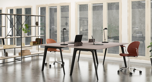 Büro mit Fritz Hansen Planner Regal, Schreibtisch, Bürostühlen und großen Fenstern. Modernes Raumdesign.