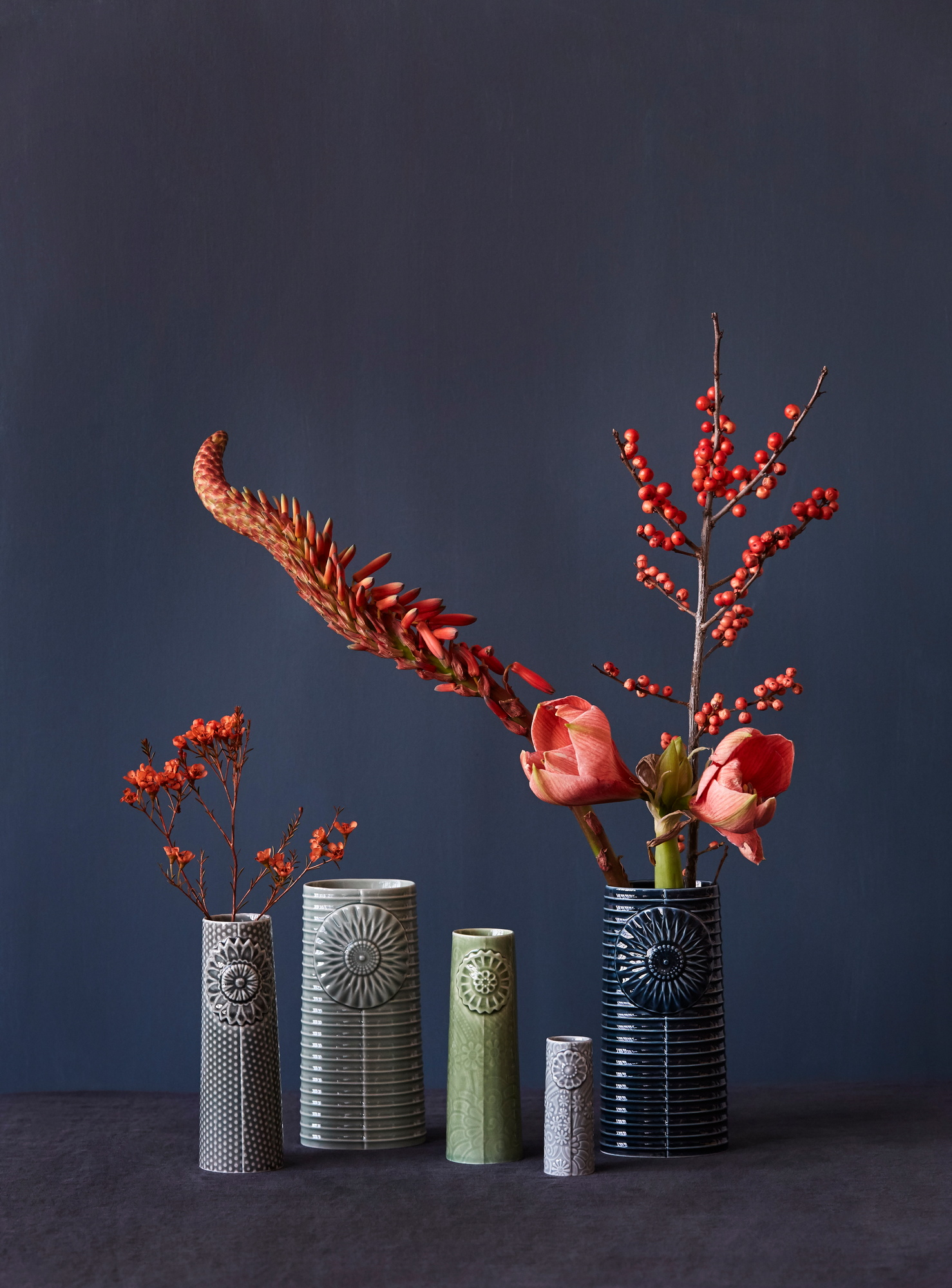 Pipanella Flower Curry Vase Mini: Keramikvasen in verschiedenen Farben mit floralen Mustern und Blumen.