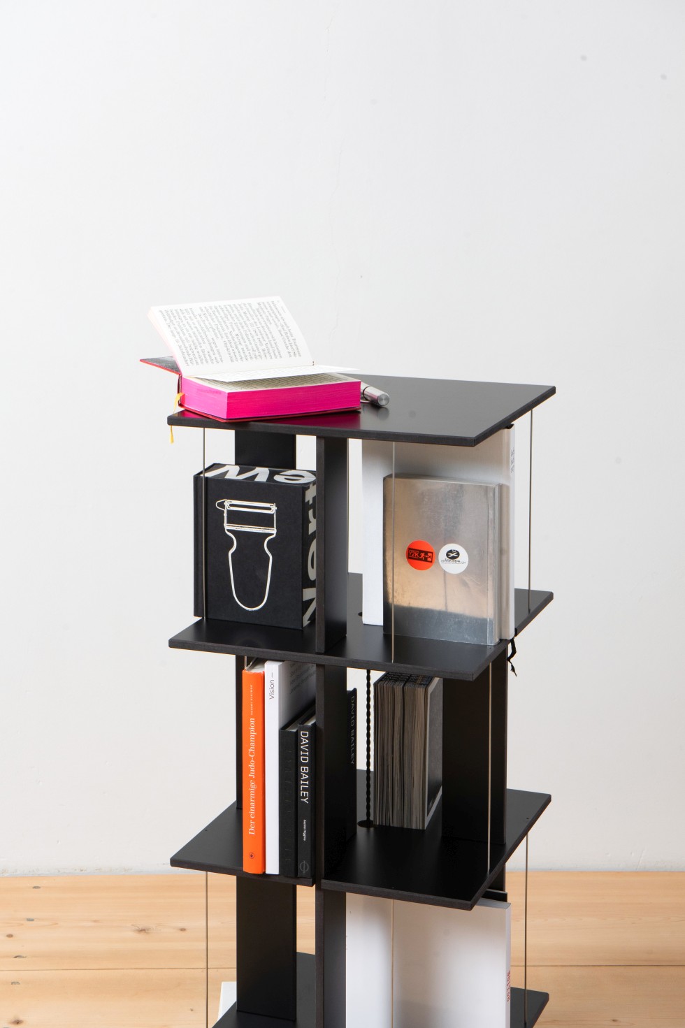 Buchstabler Bücherturm, DVD-Regal Nils Holger Moormann