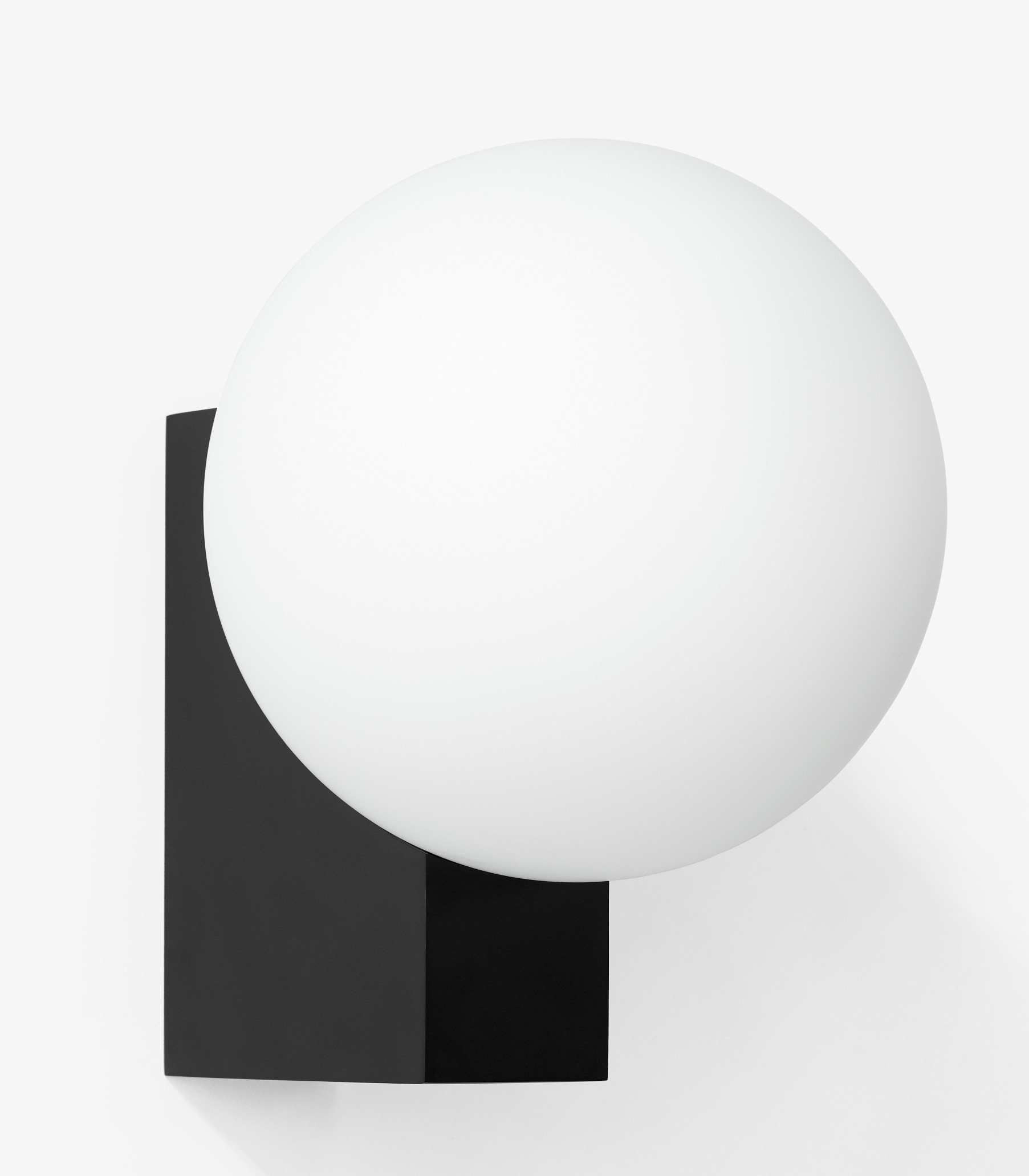 Journey Wandleuchte von AndTradition: Runde, weiße Lampe auf einem schwarzen, rechteckigen Sockel.