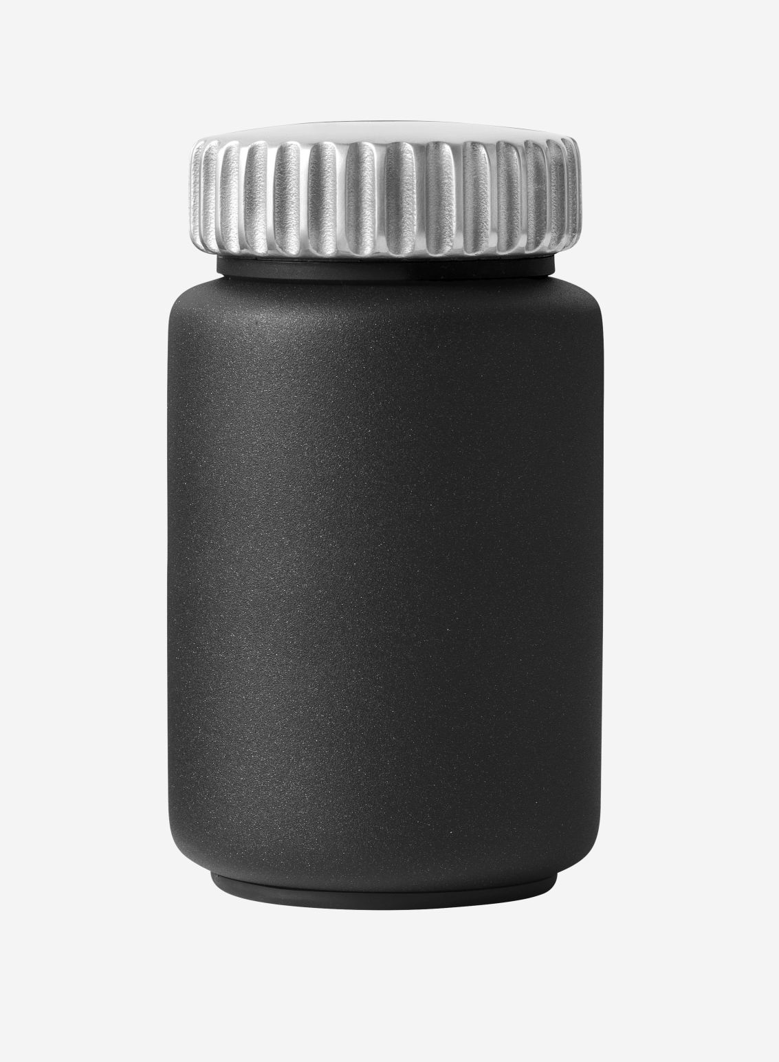 Schwarze Vipp Salz- und Pfeffermühle mit geriffeltem silbernem Deckel auf weißem Hintergrund.