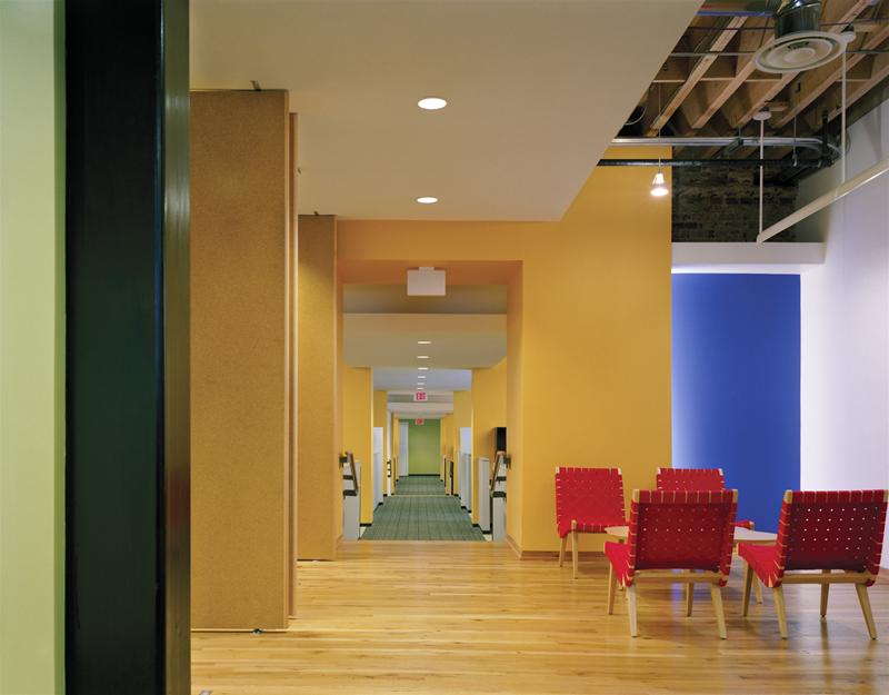 Roter Risom Lounge Stuhl von Knoll International, modernes Designmöbel für Wohnzimmer und Büro.