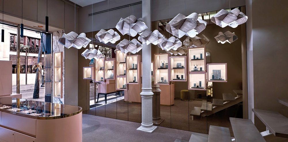 Innenaufnahme mit mehreren Swirl Pendelleuchten von LZF Lamps, moderne Designerleuchte.