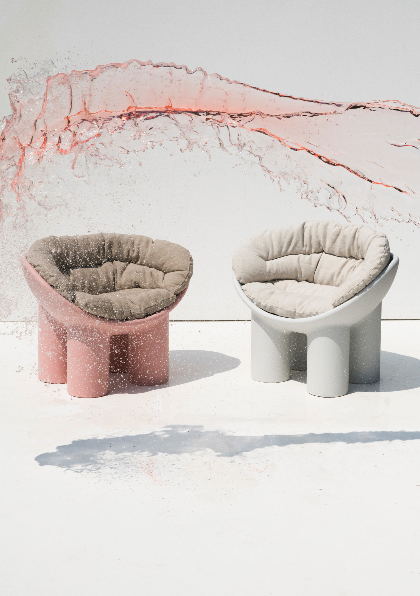 Zwei Roly Poly Sessel von Driade in Rosa und Grau mit bequemen Sitzkissen.