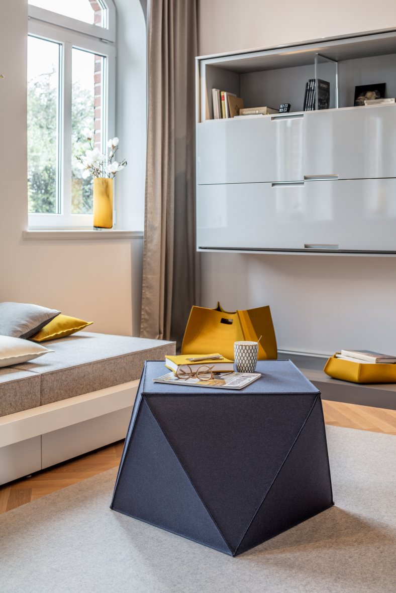 Blauer Diamond Sitzmöbel von Hey Sign im Wohnzimmer, Filz Hocker als Tisch.