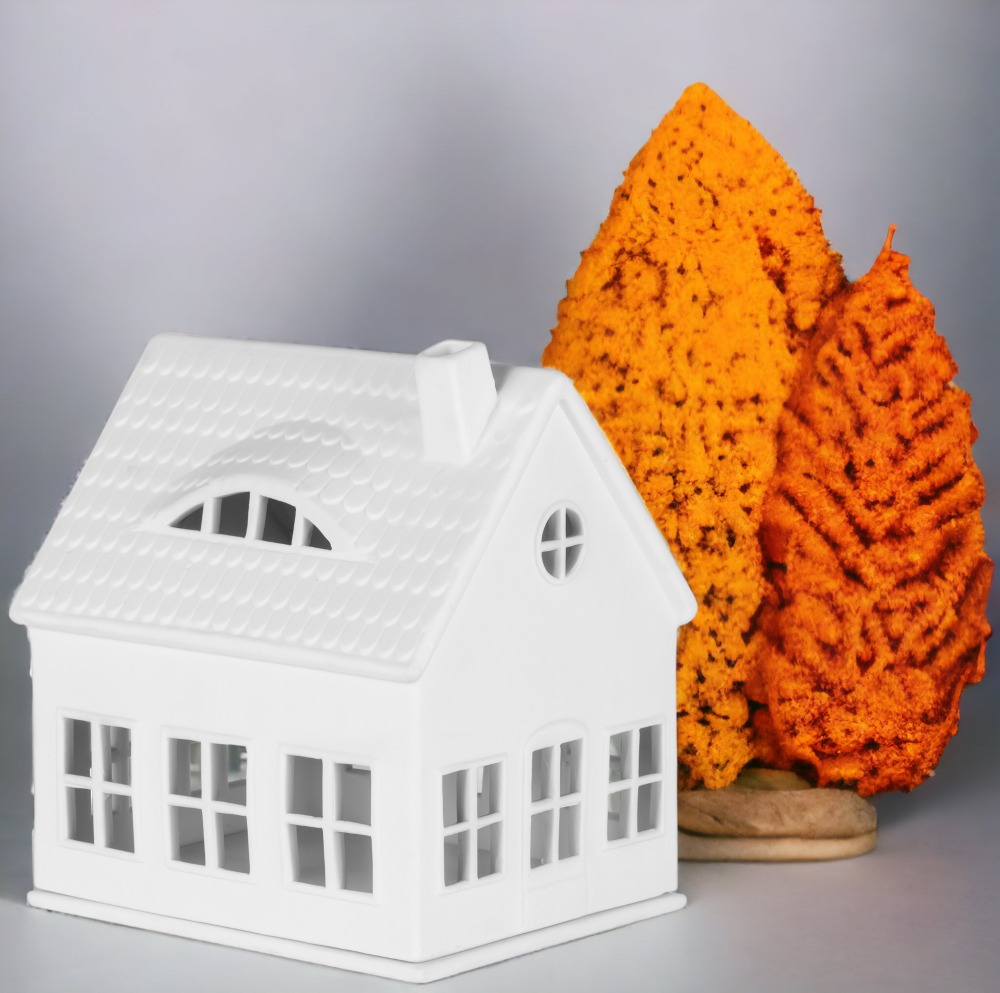 Weißes Lichthaus Gaubenhaus von Räder mit Gaube, Schornstein und Fenstern, stimmungsvolle Dekoration für Weihnachten.