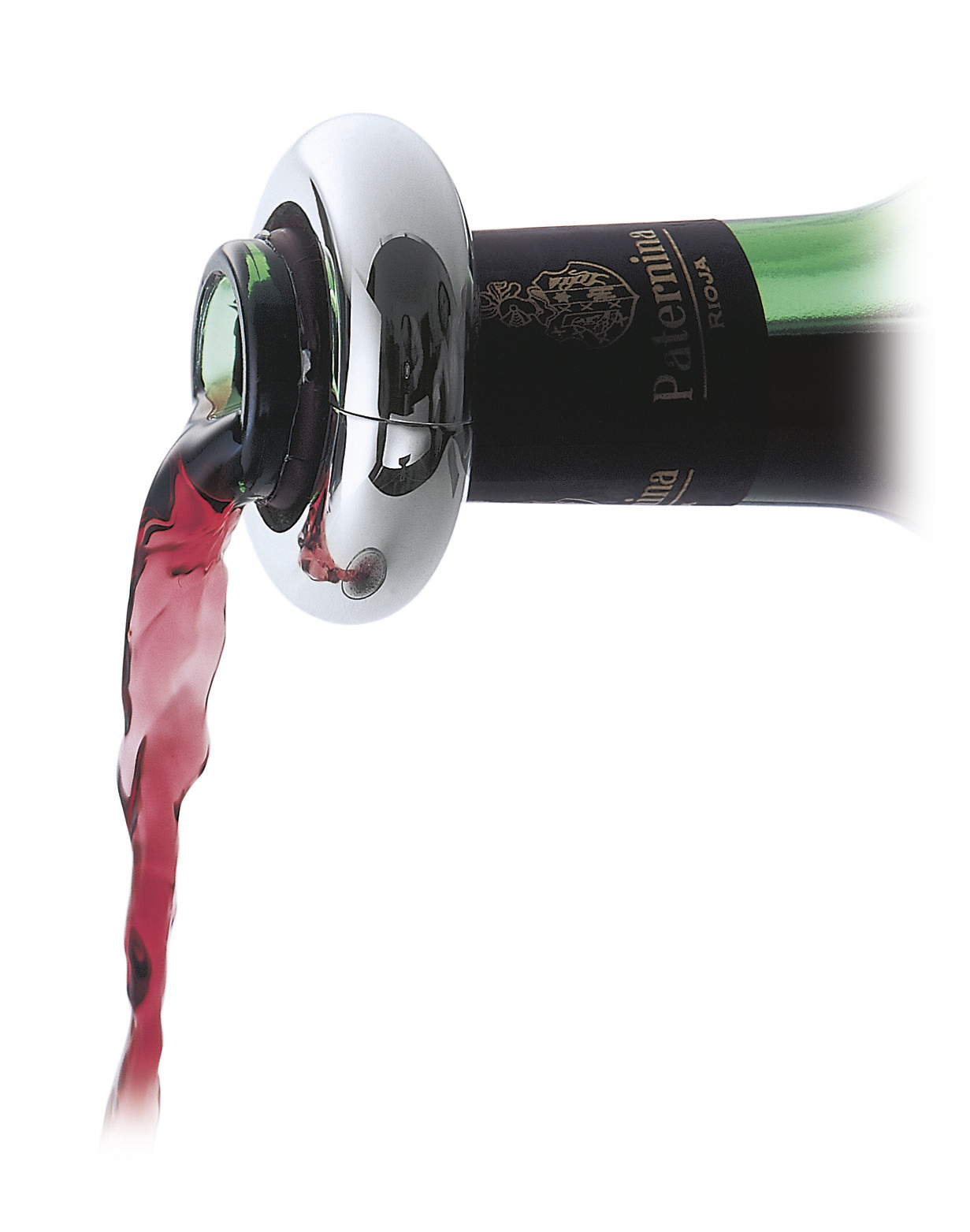 Luca Weinset: Rotwein wird durch den verchromten Ausgießer in ein Glas gegossen. Weinzubehör für stilvollen Genuss.