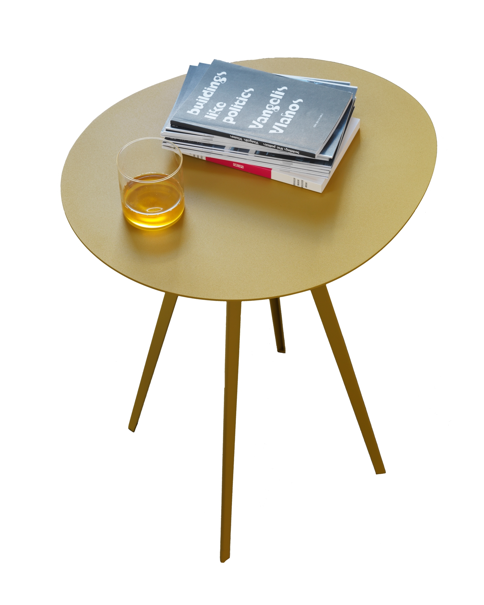 Agorà Beistelltisch in Senfgelb mit Getränk und Büchern. Runder Tisch für Wohnzimmer.