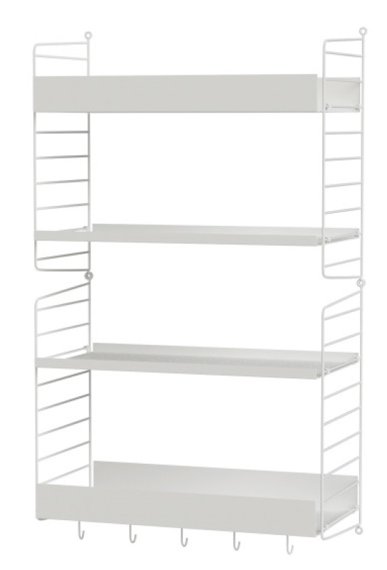 Weißes String Regal mit vier Regalböden und Hakenleiste, ein modulares Wandregalsystem.