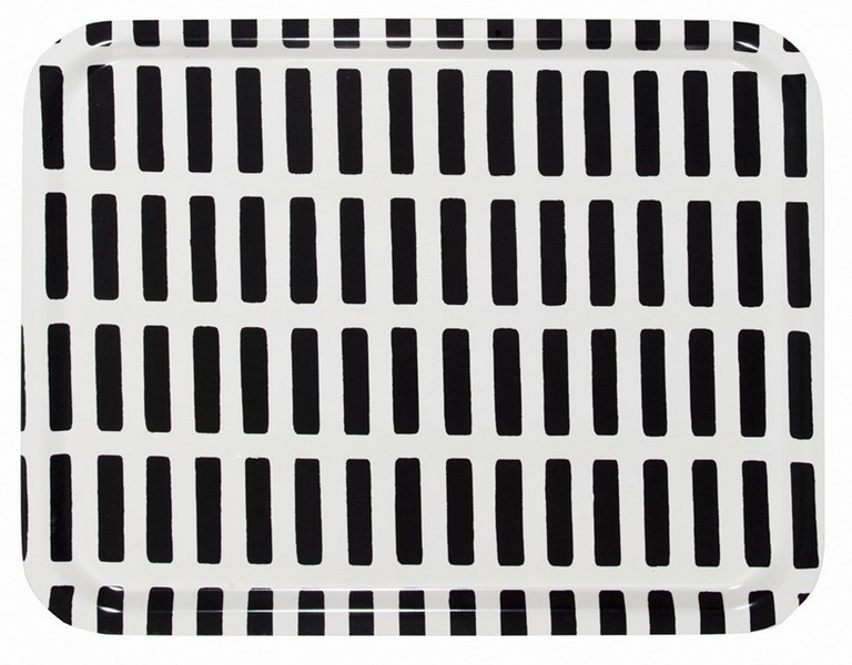 Rechteckiges Siena Tablett von Artek mit schwarzem, grafischem Muster auf weißem Hintergrund.