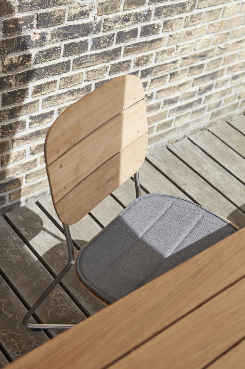 Lilium Chair Stuhl mit anthrazitfarbenem Sitzkissen von Skagerak by Fritz Hansen für den Außenbereich.
