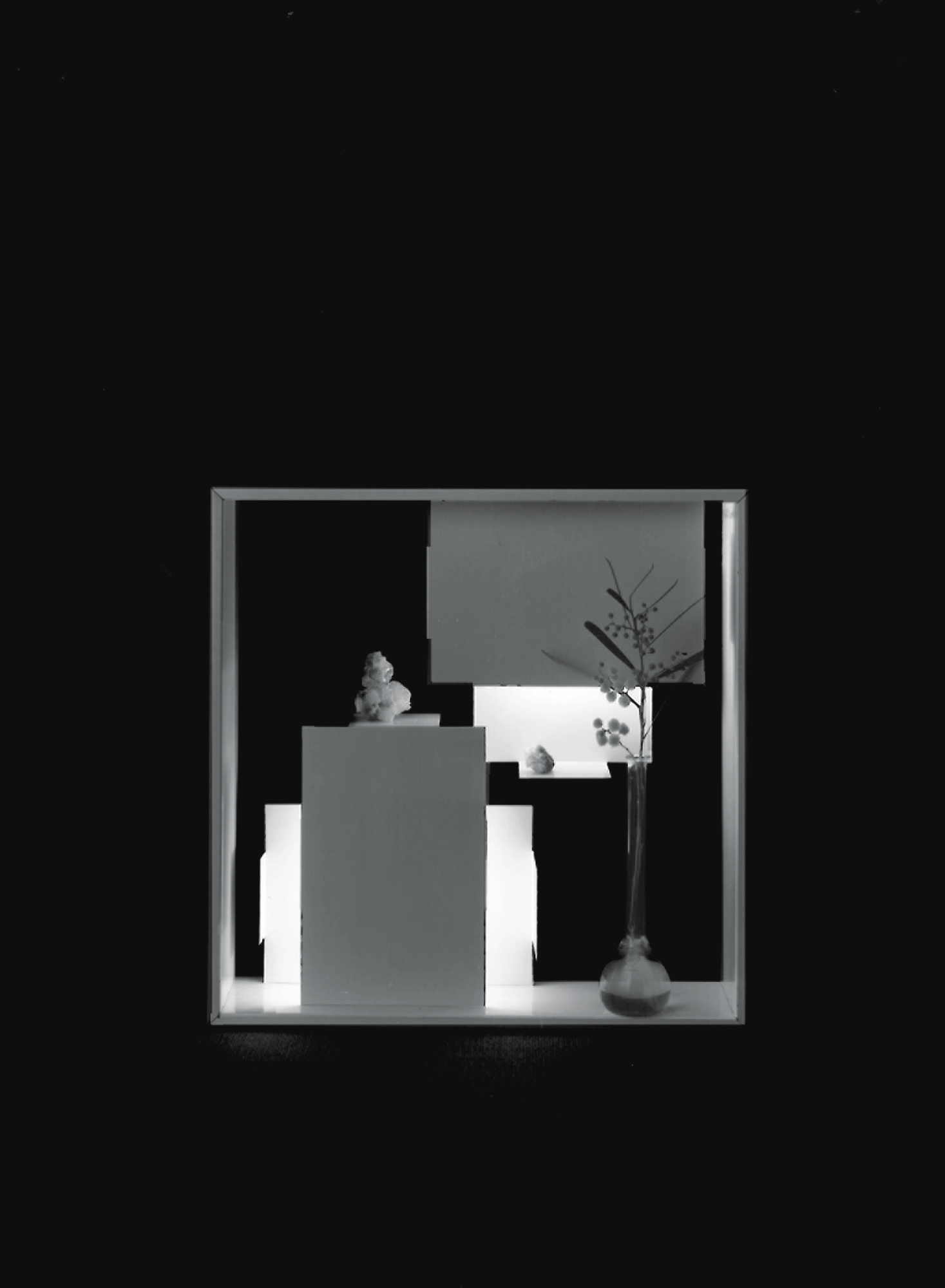 Fato Tischleuchte von Artemide: Schwarz-Weiß-Foto der Lampe mit Dekoration in einem Rahmen.