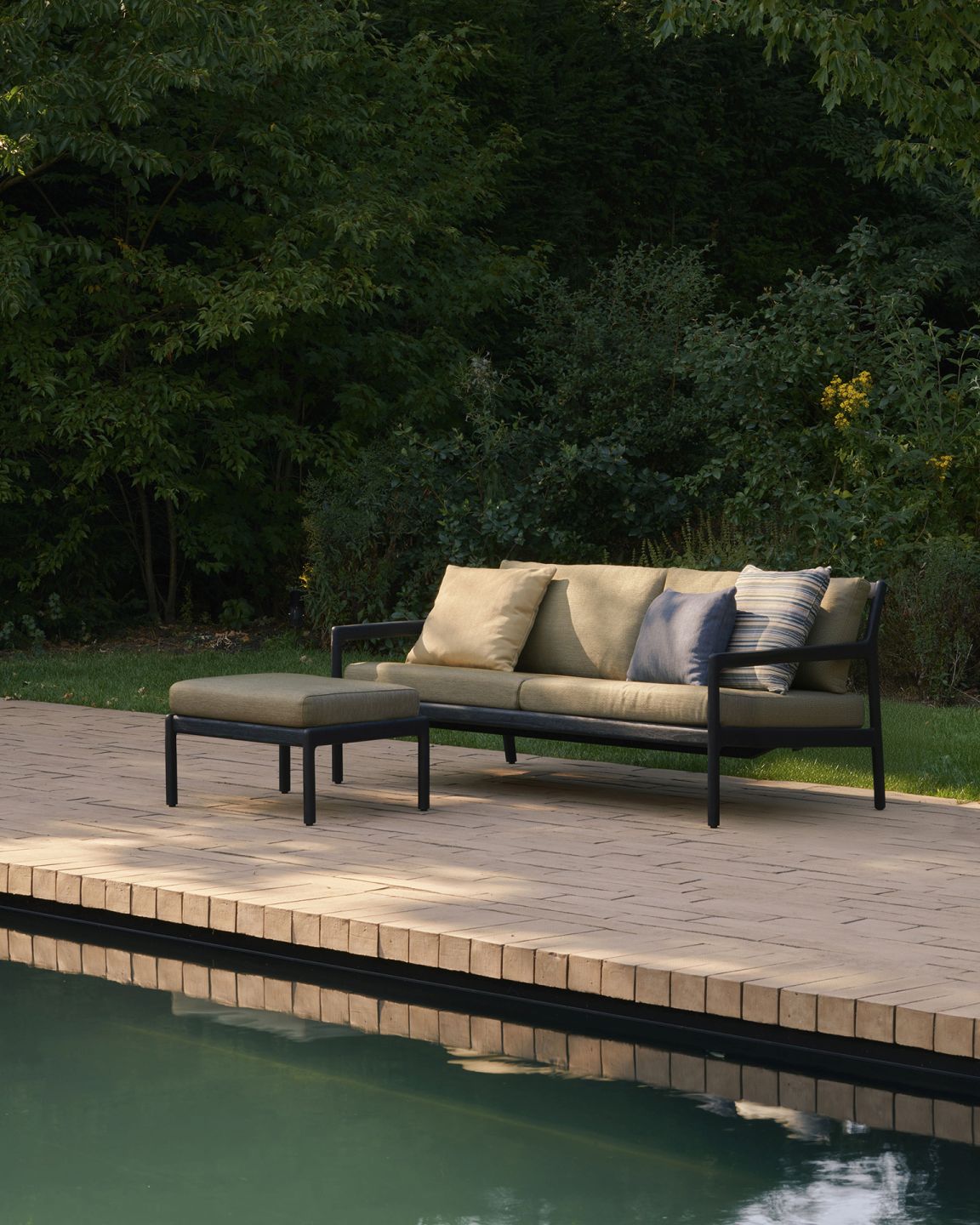 Jack Outdoor Polsterhocker Teak Schwarz Burgundy Ethnicraft