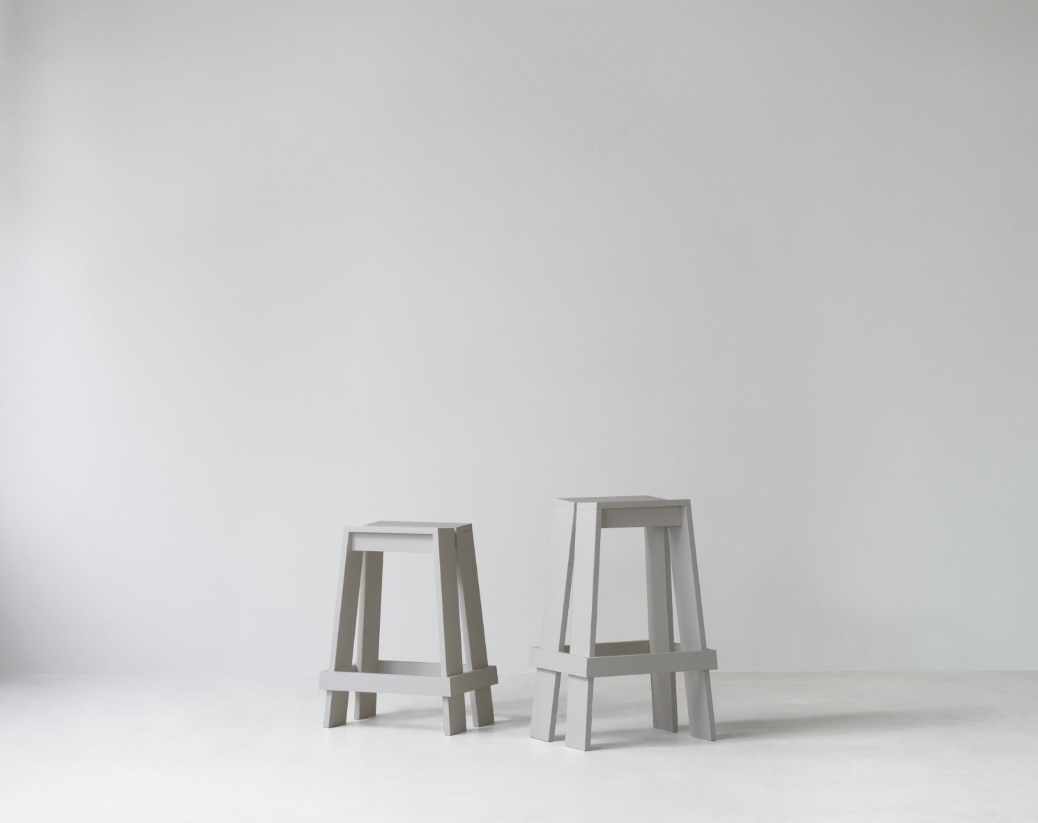 Zwei graue Let Barhocker H 65 cm von Normann Copenhagen vor weißem Hintergrund.