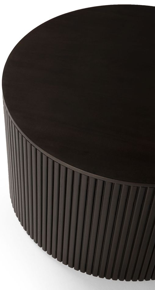 Runder, dunkelbrauner Beistelltisch "Roller Max" von Ethnicraft mit geriffelter Holzstruktur. Moderner Holztisch für Wohnzimmer.