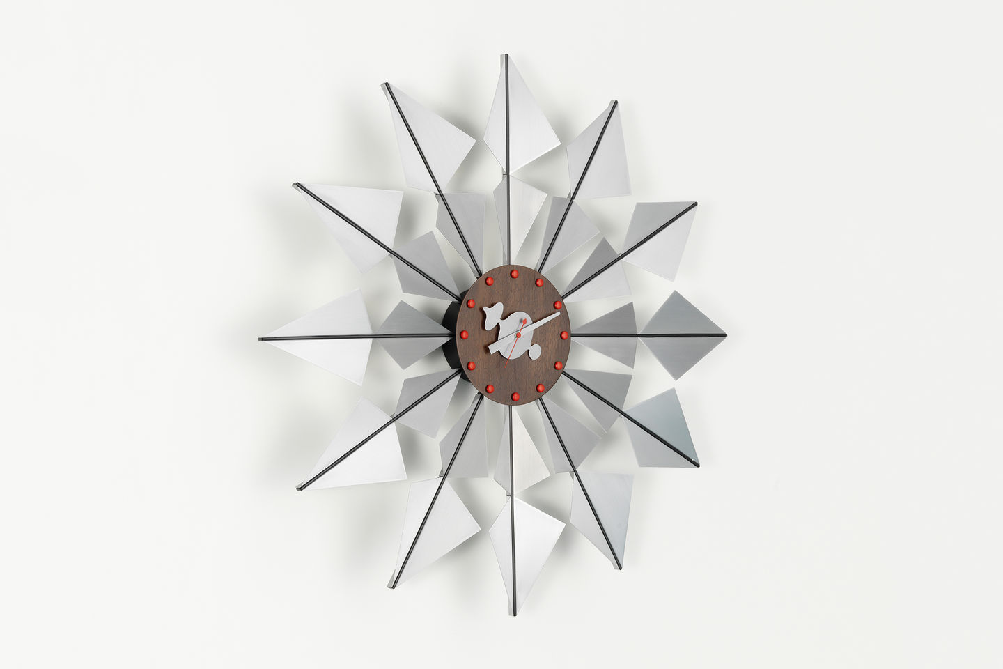 Vitra Nelson Flock of Butterflies Wanduhr mit silbernen Schmetterlingen und rotem Akzent, modernes Design.