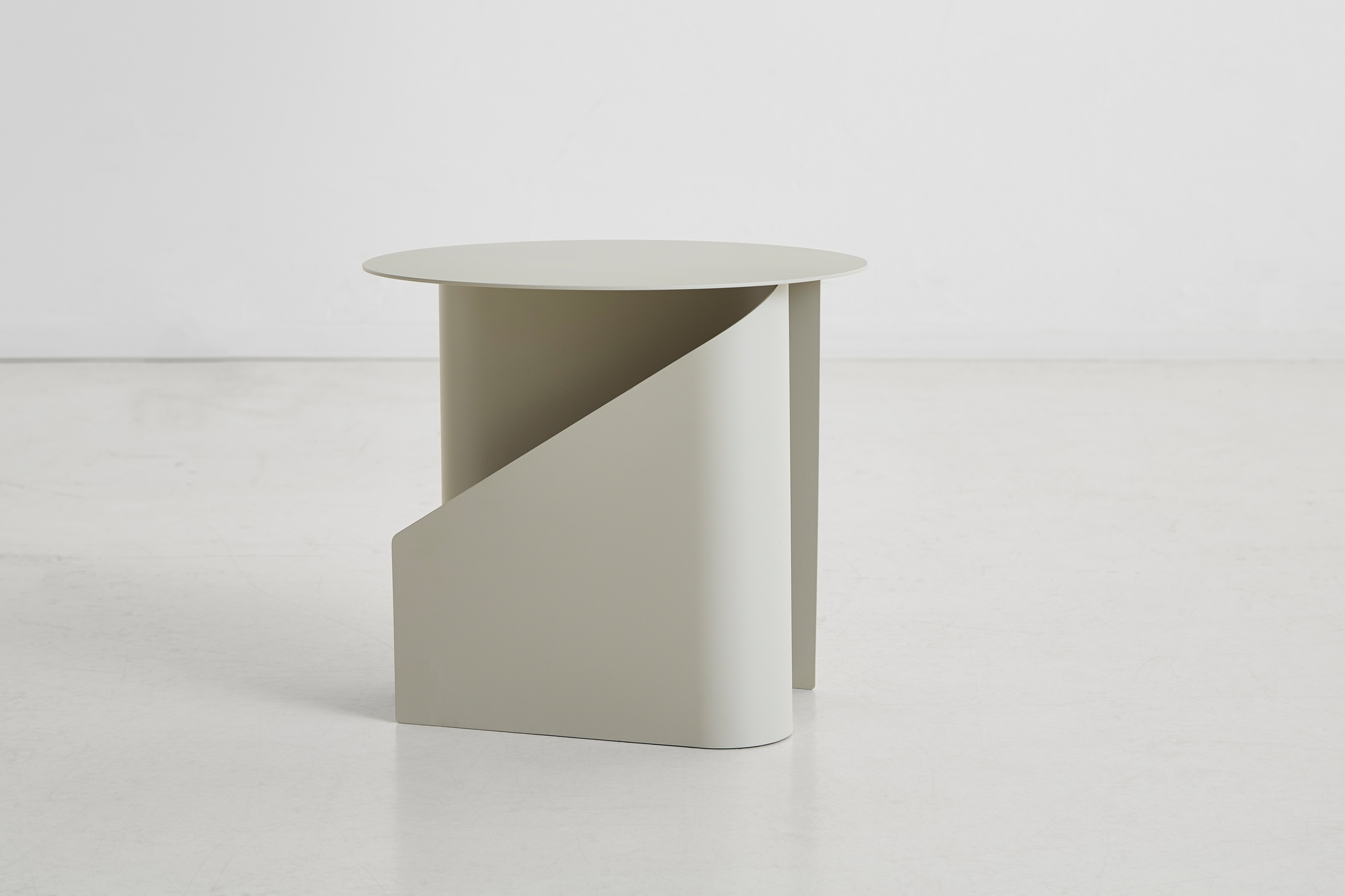 Sentrum Beistelltisch in warmem Grau von Woud: Moderner, minimalistischer Nachttisch für Wohnzimmer und Schlafzimmer.