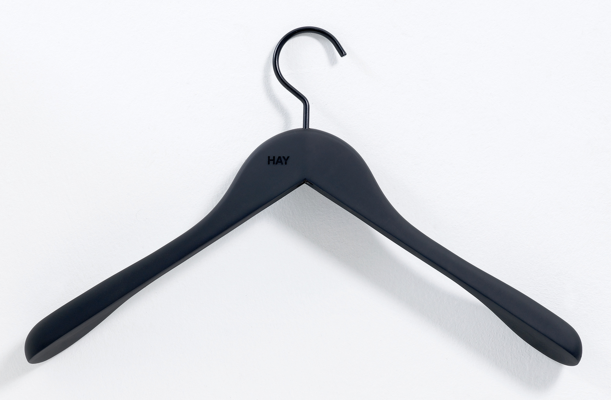 Schwarzer Hay Kleiderbügel, Soft Coat Hanger Wide, für schonendes Aufhängen der Kleidung.