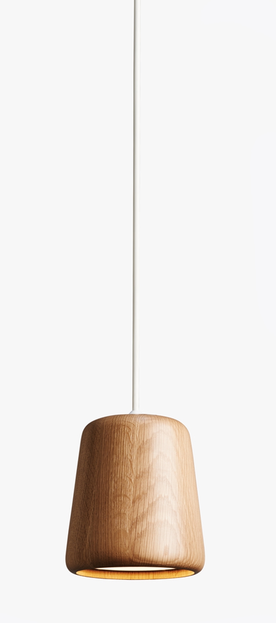 Nahaufnahme der New Works Material Pendelleuchte aus Eiche natur mit weißem Kabel.