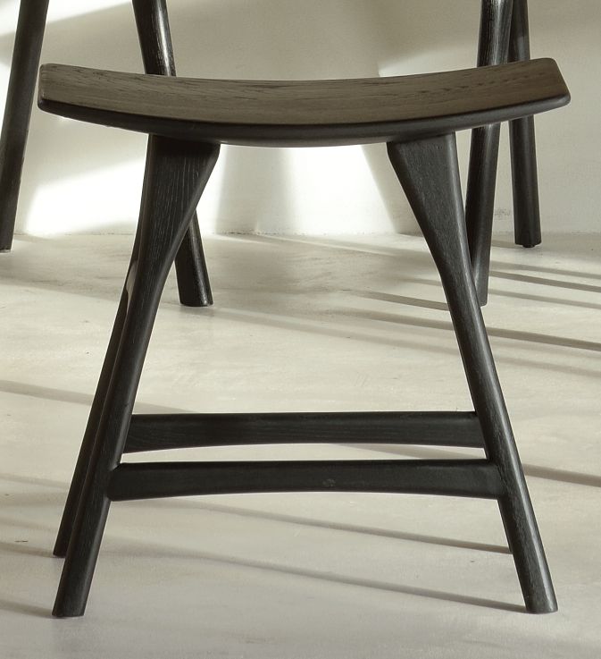 Nahaufnahme des Osso Stuhls von Ethnicraft, gefertigt aus schwarzem Eichenholz, modernes Möbeldesign.