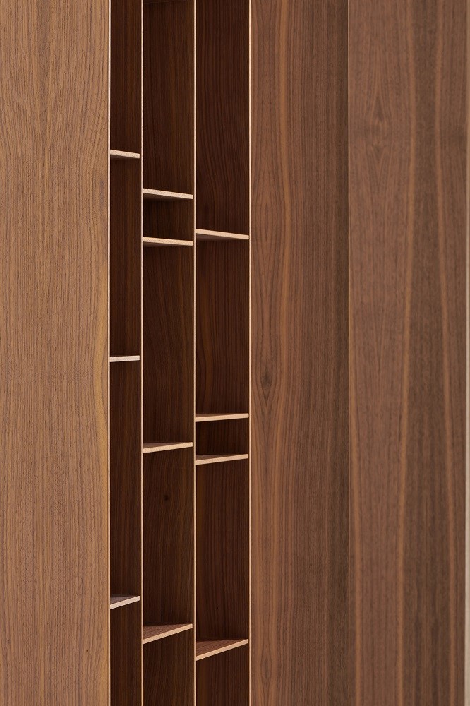 Detailansicht des Random Wood Bücherregals von MDF Italia, modernes Holzregal mit asymmetrischen Fächern.