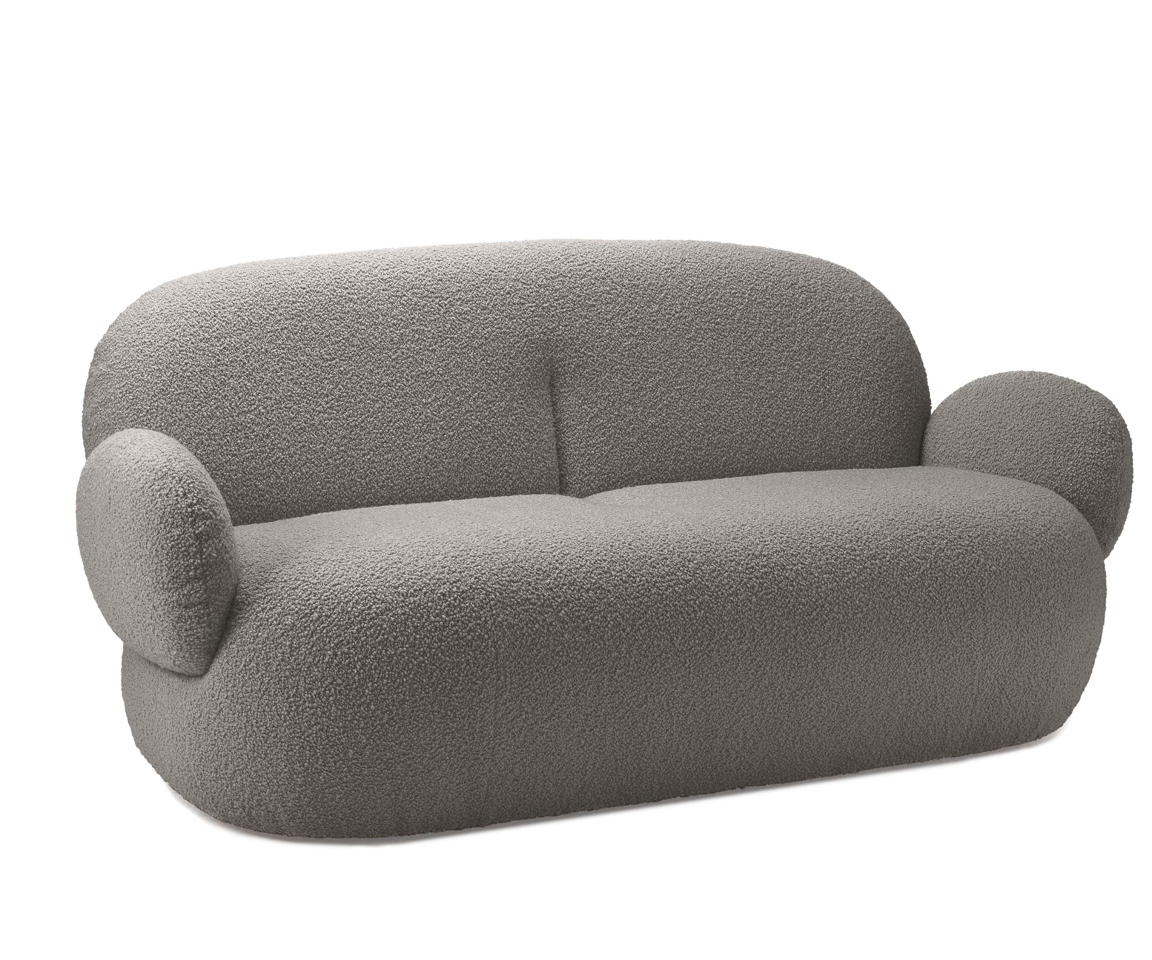 Graues Nana Sofa von Freifrau Manufaktur mit Teddyfell-Bezug, modernes Design für Wohnzimmer.