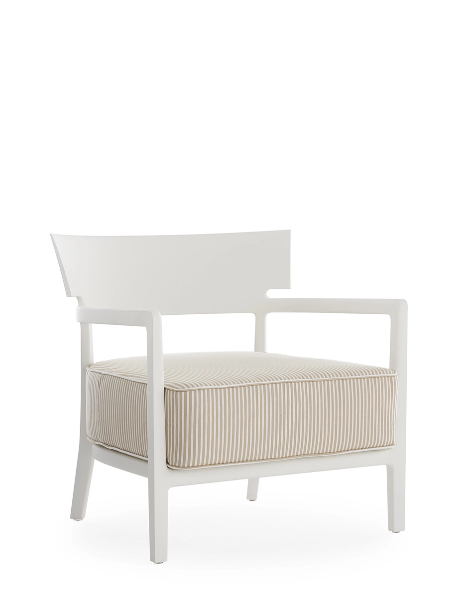 Weißer Cara Sessel von Kartell für den Außenbereich mit gestreiftem Sitzkissen, Gartenmöbel.