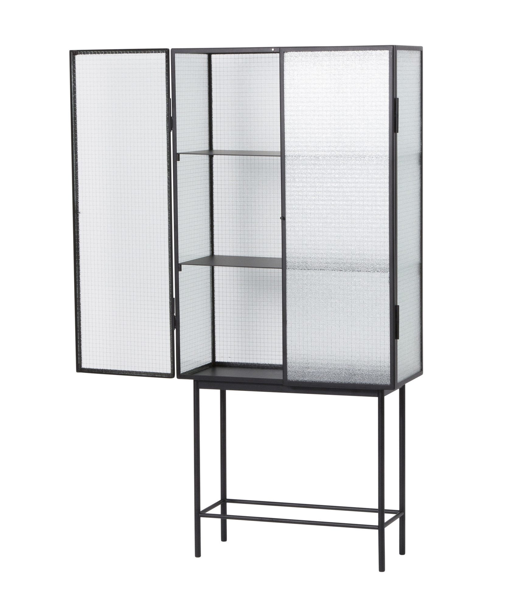 Haze Vitrine von Ferm Living mit Glasfront, Metallrahmen und Regalböden auf einem Metallgestell.