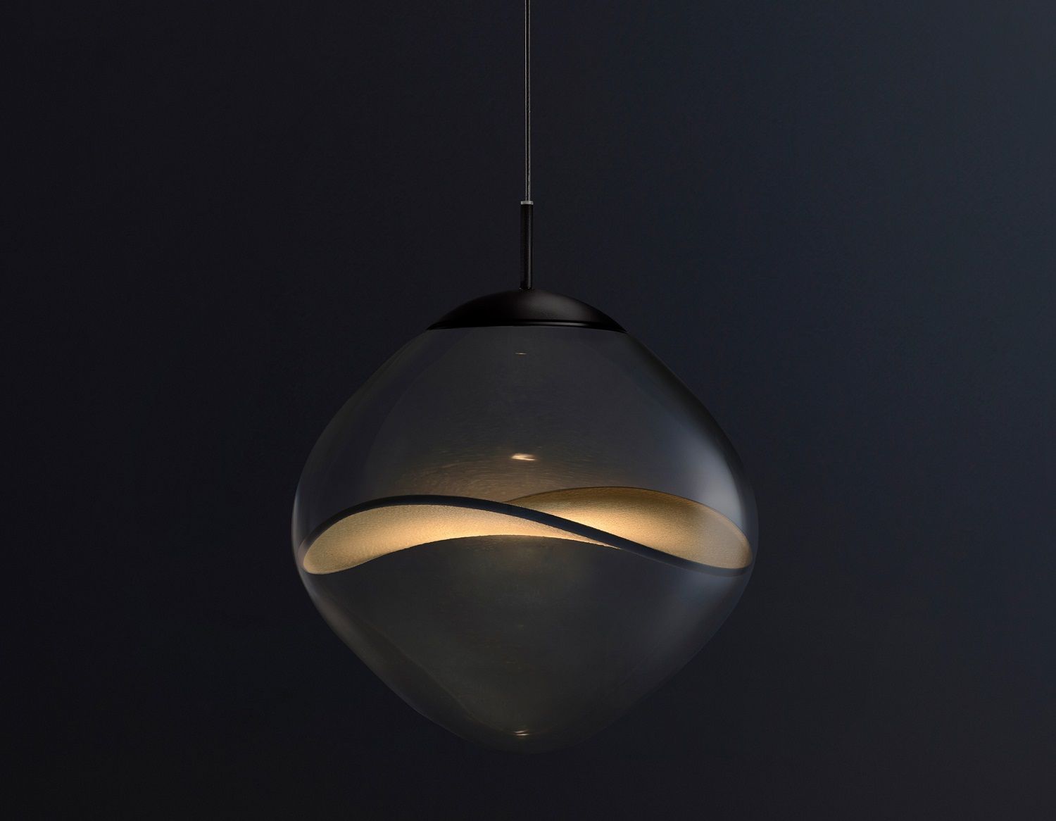 Aether Pendelleuchte: Elegante Hängelampe mit geschwungenem Design und warmem Lichtschein für stilvolle Innenräume.